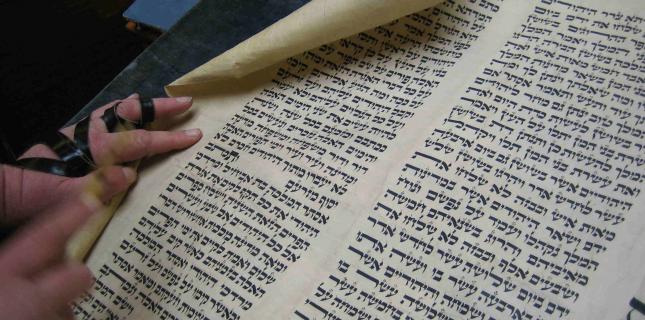 Pourquoi la Meguila s’appelle t-elle « Meguilat Esther » ? Rav David Pitoun