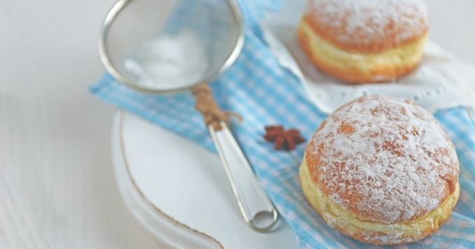 Utiliser un tamis Chabbat pour saupoudrer de sucre glace un gâteau ?